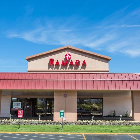 Ramada By Wyndham Medford Hotel & Conference Center Buitenkant foto