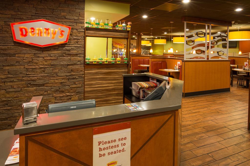 Ramada By Wyndham Medford Hotel & Conference Center Buitenkant foto