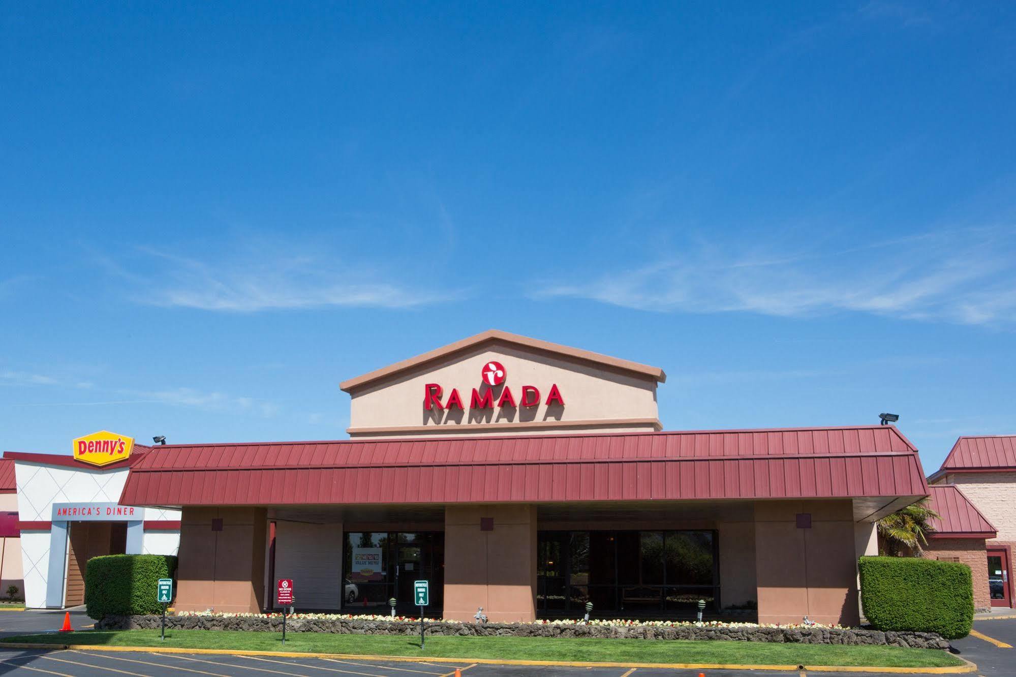 Ramada By Wyndham Medford Hotel & Conference Center Buitenkant foto