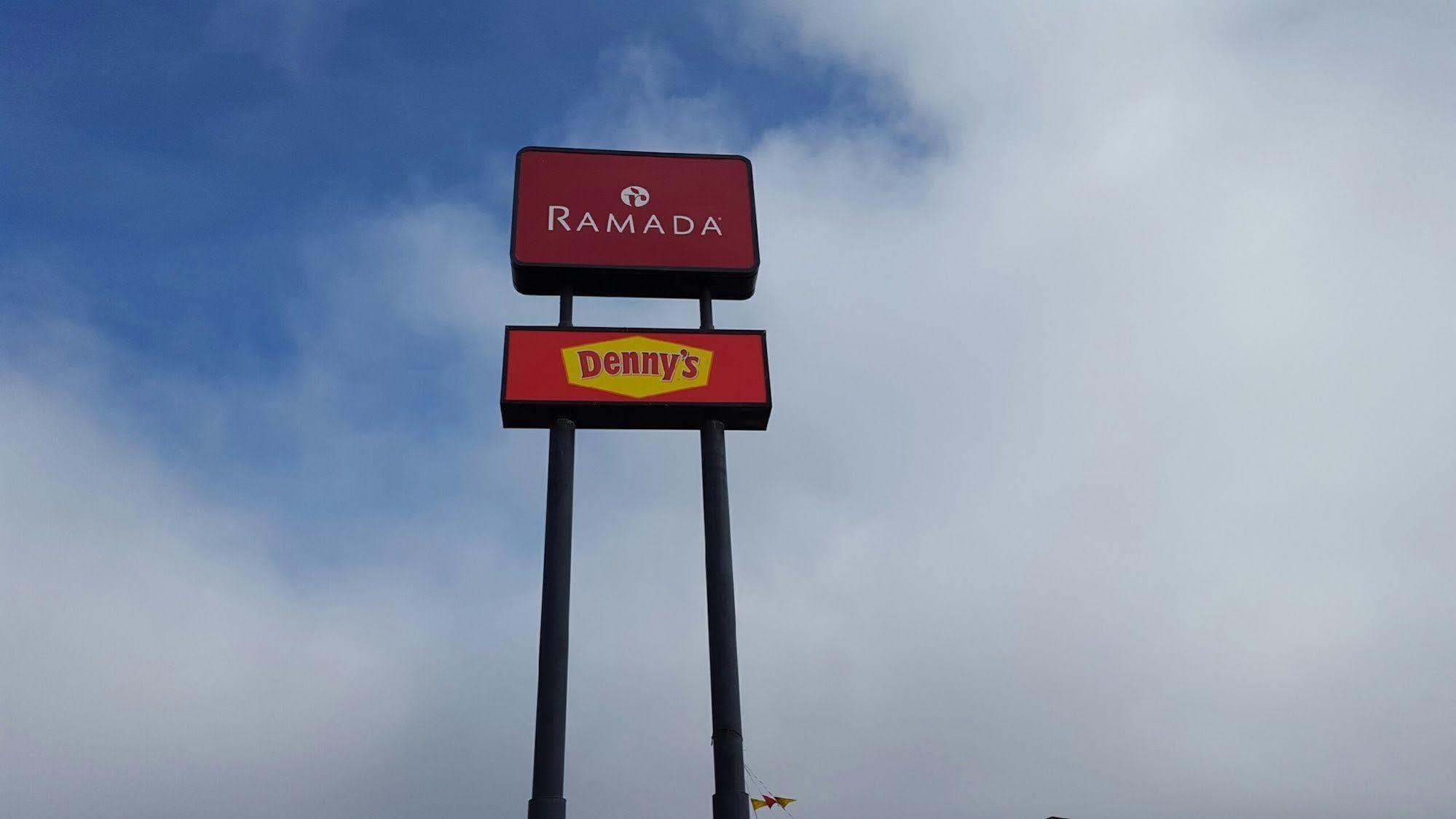 Ramada By Wyndham Medford Hotel & Conference Center Buitenkant foto