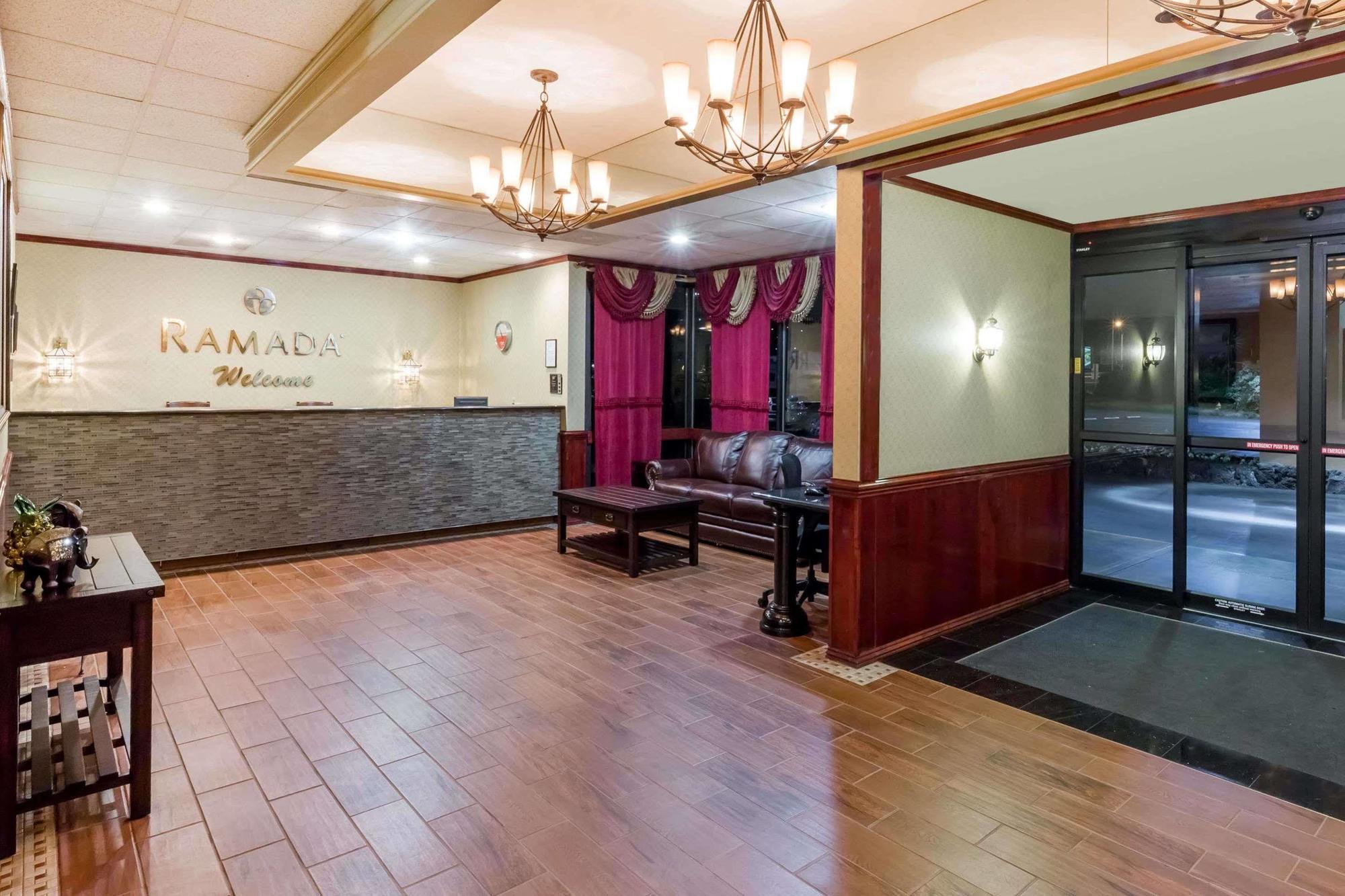 Ramada By Wyndham Medford Hotel & Conference Center Buitenkant foto
