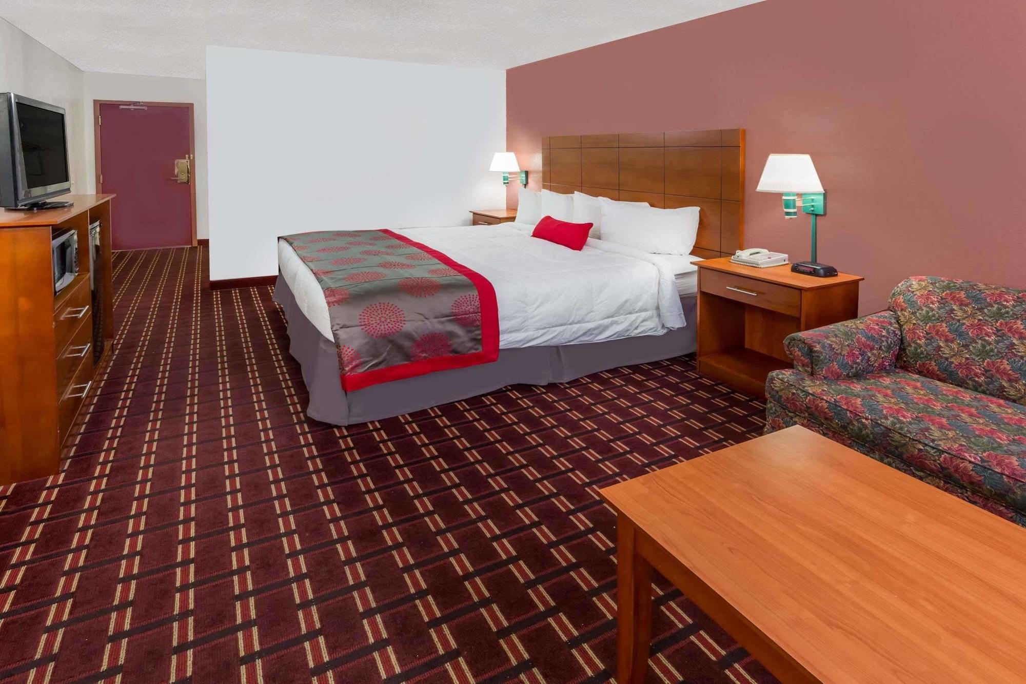 Ramada By Wyndham Medford Hotel & Conference Center Buitenkant foto