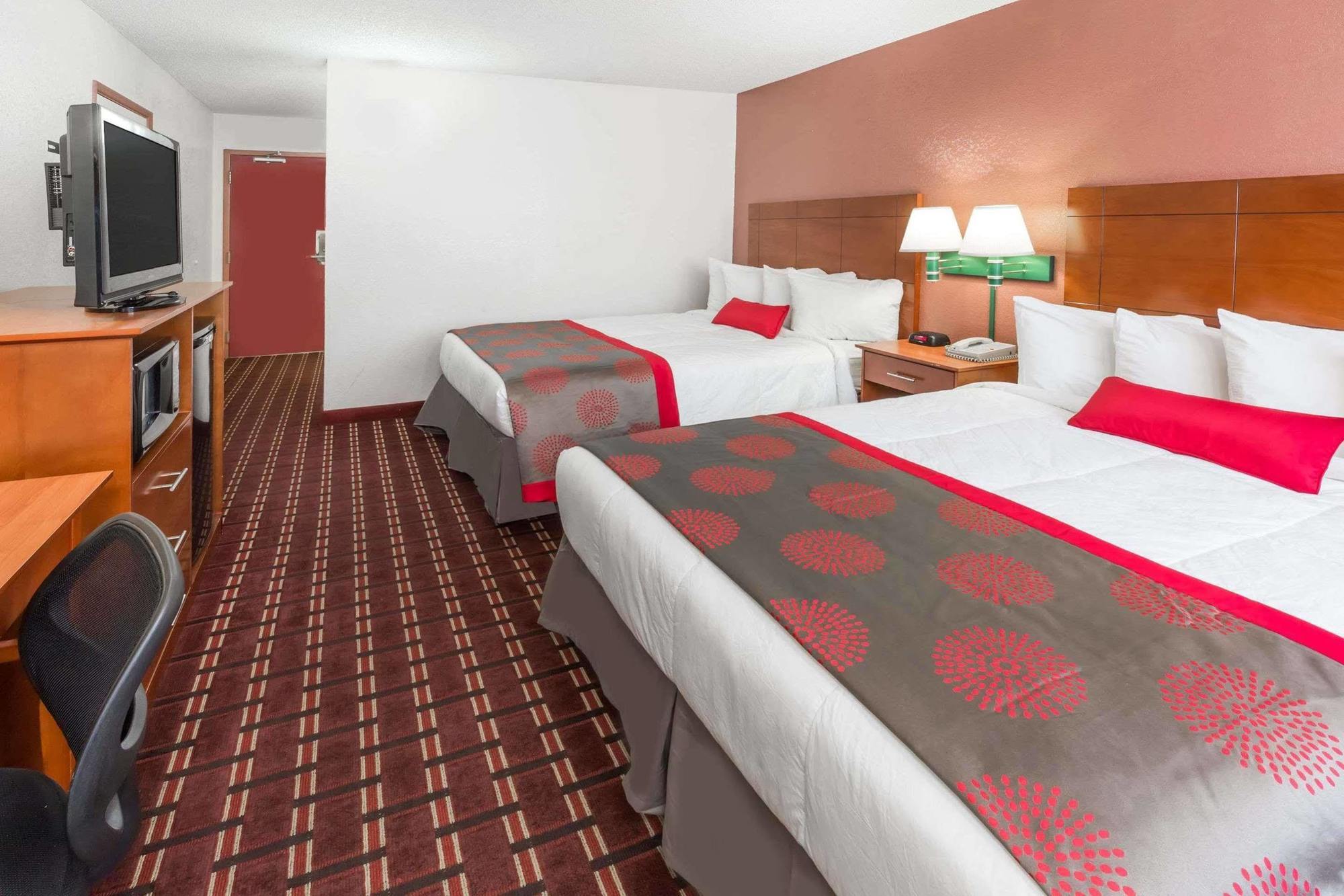 Ramada By Wyndham Medford Hotel & Conference Center Buitenkant foto