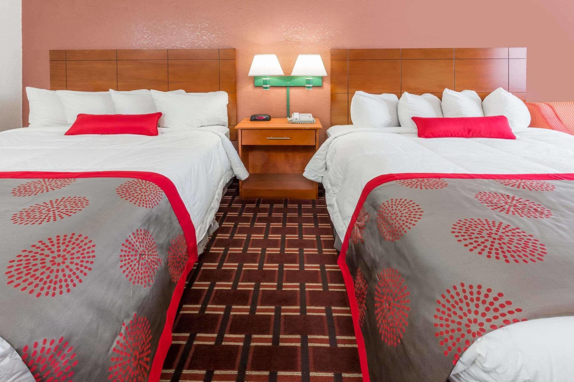 Ramada By Wyndham Medford Hotel & Conference Center Buitenkant foto