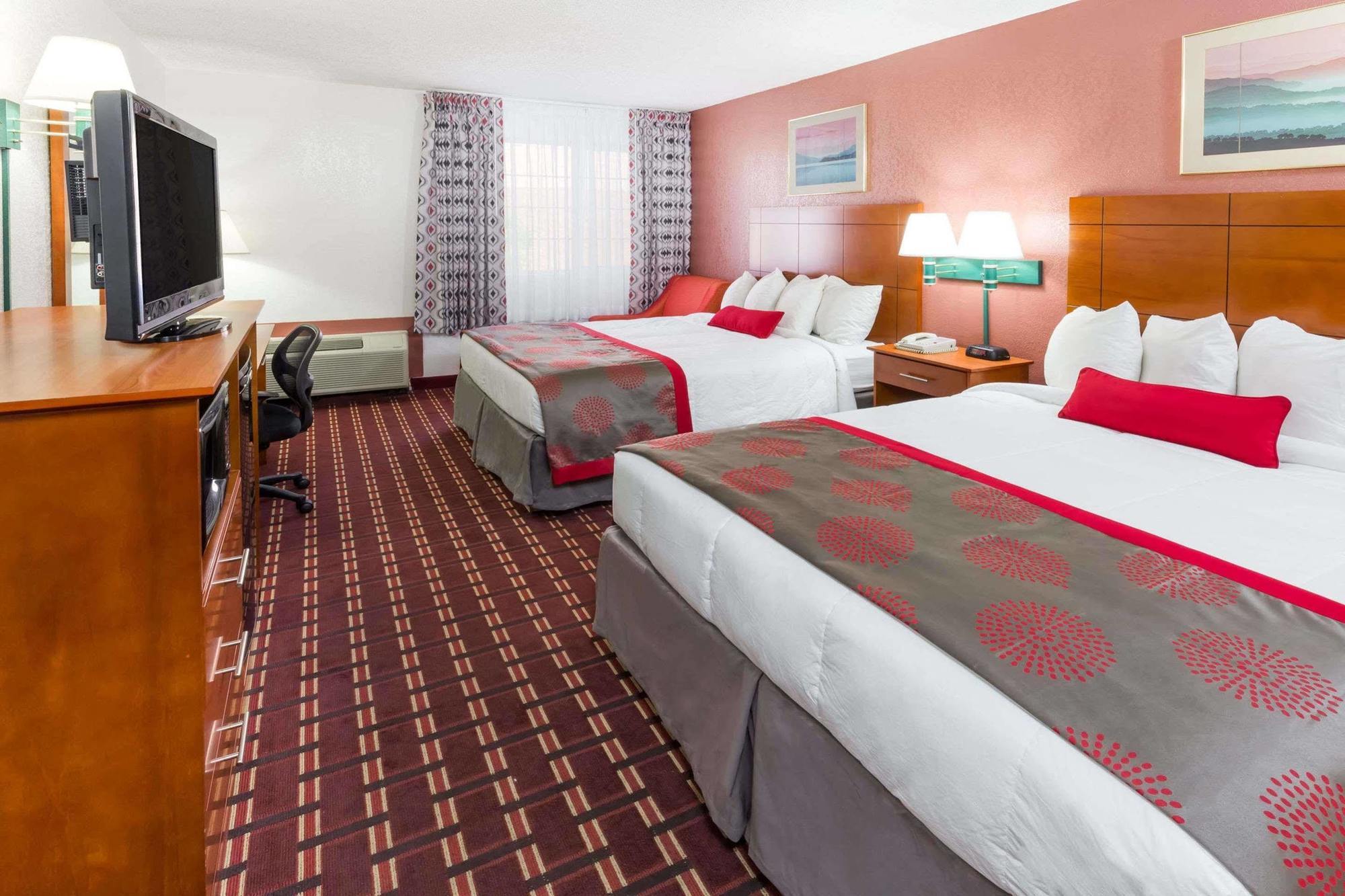 Ramada By Wyndham Medford Hotel & Conference Center Buitenkant foto