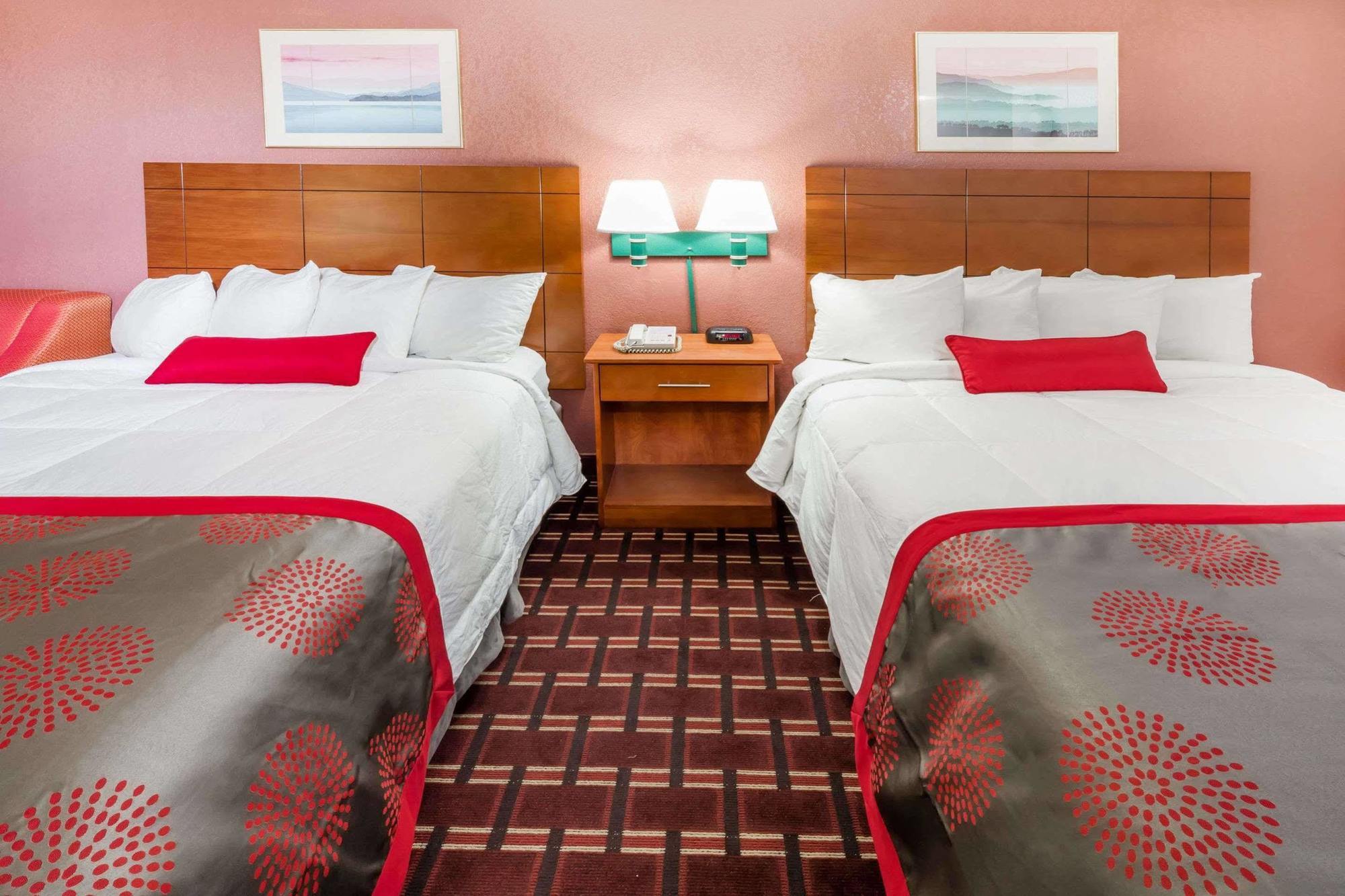 Ramada By Wyndham Medford Hotel & Conference Center Buitenkant foto
