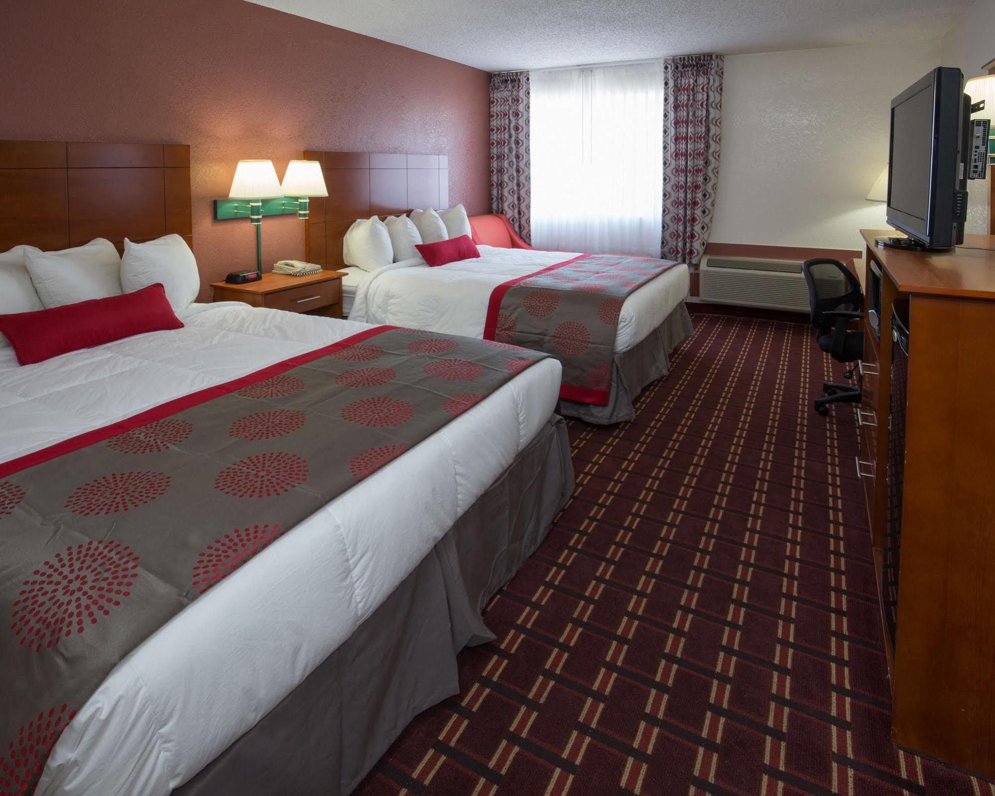 Ramada By Wyndham Medford Hotel & Conference Center Buitenkant foto