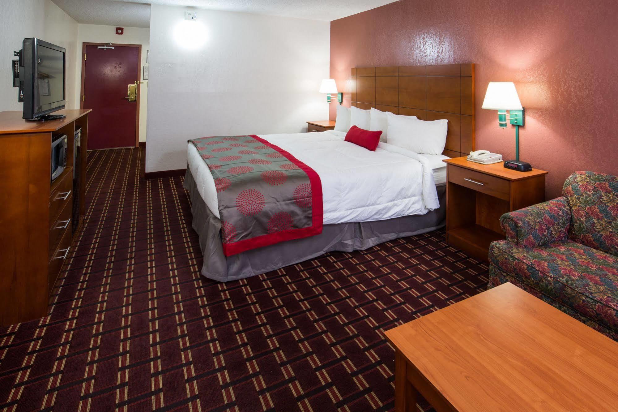 Ramada By Wyndham Medford Hotel & Conference Center Buitenkant foto