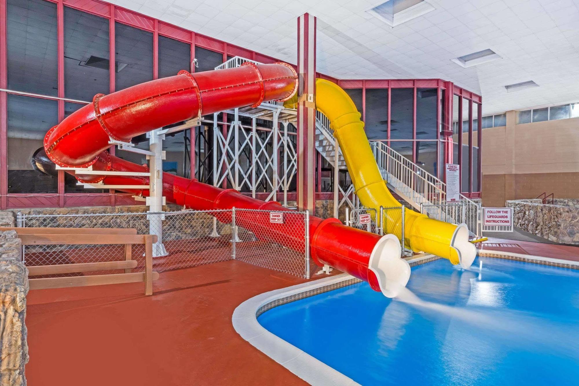 Ramada By Wyndham Medford Hotel & Conference Center Buitenkant foto