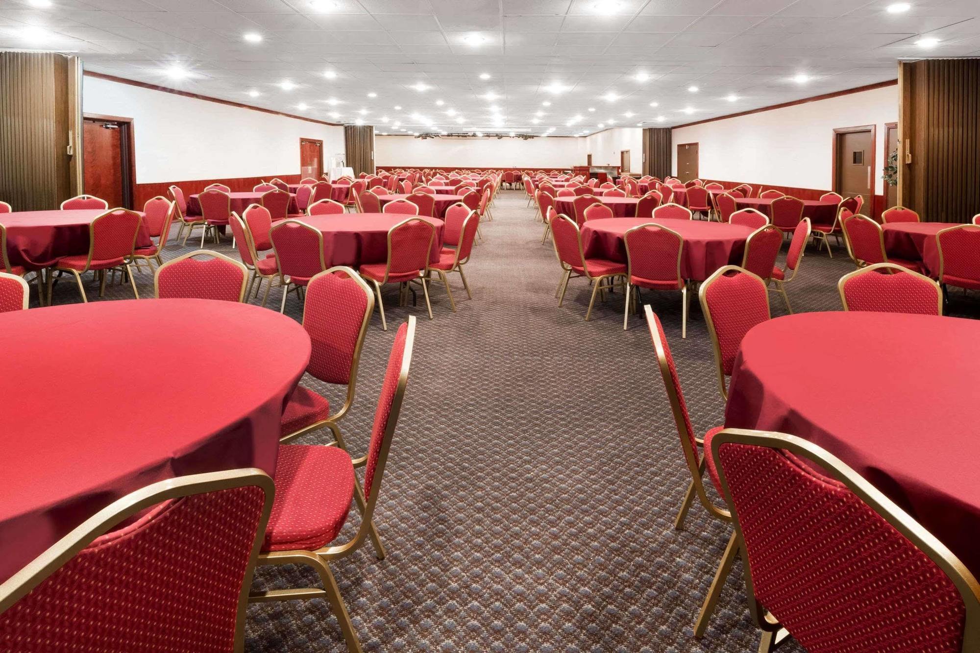 Ramada By Wyndham Medford Hotel & Conference Center Buitenkant foto