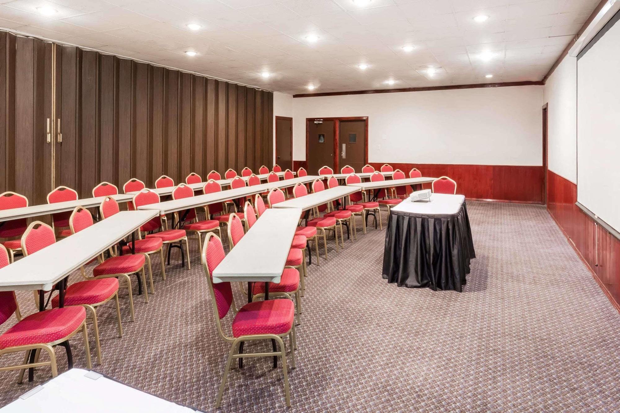 Ramada By Wyndham Medford Hotel & Conference Center Buitenkant foto