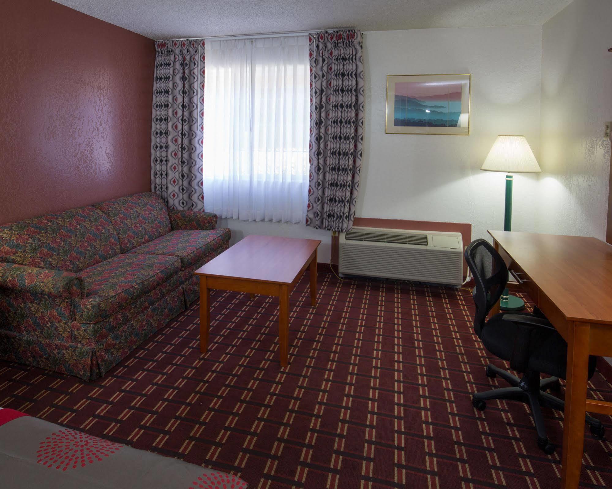 Ramada By Wyndham Medford Hotel & Conference Center Buitenkant foto