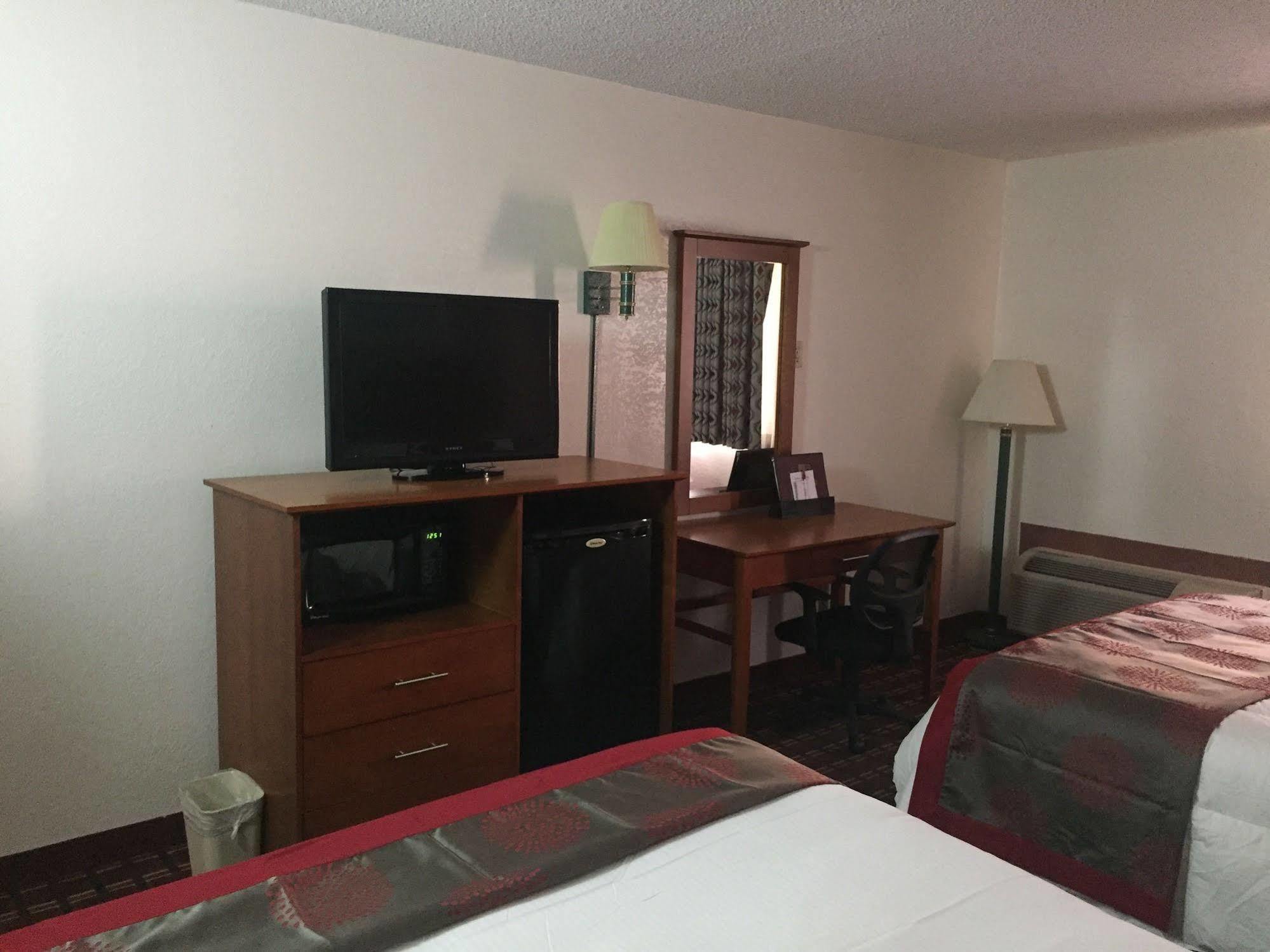 Ramada By Wyndham Medford Hotel & Conference Center Buitenkant foto