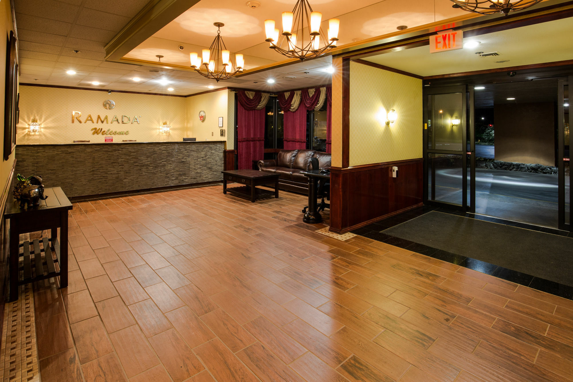 Ramada By Wyndham Medford Hotel & Conference Center Buitenkant foto